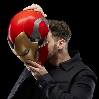 The Avengers Marvel Legends - Casco Elettronico Iron Man Con Luci LED E Effetti Sonori